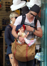 组图：“雷神”二度当爹 锤哥甘做奶爸爱抱娃