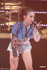 组图：蔡依林香港演唱会收官 服装饰物频掉落