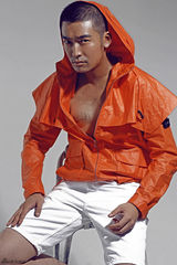 组图：张博大片新鲜出炉 玩味另类复古风