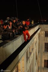 高清图：《追捕》打造惊魂20秒 女演员吊威亚被吓哭