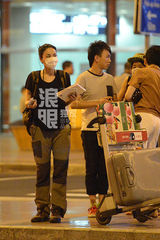 组图：王菲独自回京粉丝接机索要签名