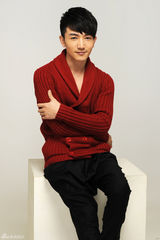 组图：许诺拍摄红黑时片显帅气活力