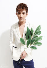 组图：大左最新宣传照曝光 手持绿叶贴近自然