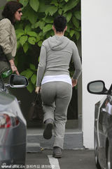 组图：水果姐凯蒂佩里肉臀露内裤痕 背影似大妈