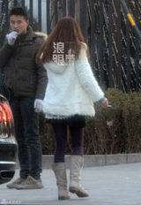 组图：姚笛任重路边拍戏对剧本 姚笛换百万豪车