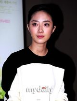 组图：桂纶镁赴韩宣传影片《女朋友男朋友》