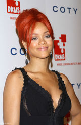 高清组图：蕾哈娜黑色爆乳装亮相 低头春光乍泄