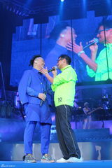 组图：张学友捧场陈奕迅个唱 两代歌王牵手同唱