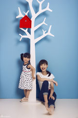 组图：杨雪与爱女登杂志封面 亲密互动萌劲十足