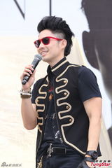 组图：吴建豪亮相签唱会 墨镜耍酷现场热舞