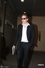 杜丽莎被告拖欠工资 其夫到庭应讯双方未达成和解