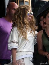 组图：Gaga爆炸头戴彩色小眼镜 手拿水晶棒搞怪