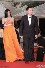 组图：邱氏夫妇牵手甜蜜亮相金像奖红毯