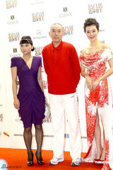 组图：巩新亮化身野性美人鱼  李菲儿透视装抢镜