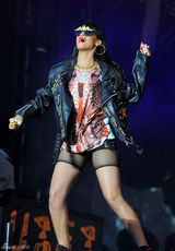 组图：蕾哈娜吊带裙现身英国激情献唱