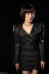 组图：时尚女星叶倩云写真 冷艳性感秀红唇