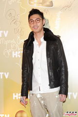 组图：香港电视办圣诞派对 王维基招揽亚视弃将