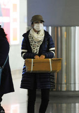 组图：汤唯蒙面回京 独自搬箱坐大巴去火车站