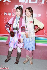 组图：黄浩然为拍戏剃头 黄翠如强调无后台