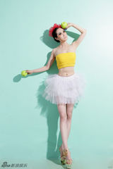 组图：芙蓉姐姐写真走糖果路线 白色纱裙显甜美