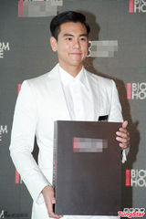 组图：彭于晏出席品牌活动 一身白衣帅气抢镜