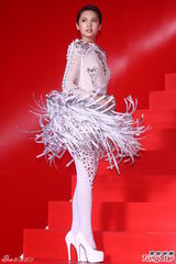 组图：杨丞琳穿华服亮相 尾椎伤势未复原