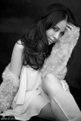 组图：杨若兮复古范儿写真 摇曳生姿散发百变女人味