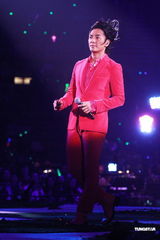 组图：郑伊健开唱遭催婚 女友蒙嘉慧到场欣赏