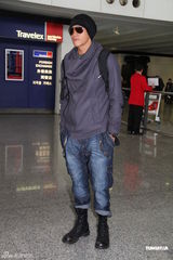 组图：何润东由日本安全抵港 谈遇震心有余悸