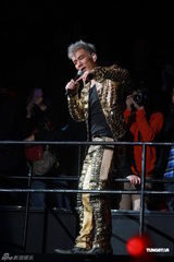 组图：任贤齐香港个唱白发登场 热吻好友陈升