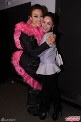 组图：容祖儿平安夜献声 红色嘴唇装与歌迷欢庆