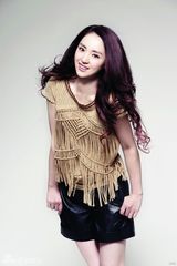 组图：董璇裸妆展现肌肤质感 健康形象登杂志封面