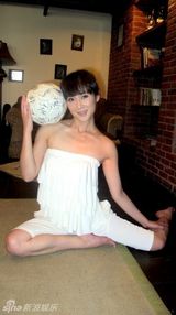 幻灯图：赵柯瑜伽足球乐在其中 迎世界杯秀小蛮腰 