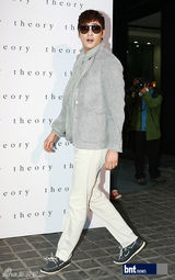 组图：少时秀英与金来沅等出席名品开业礼