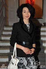 幻灯图：张曼玉现身巴黎秀场 与欧美明星同场竞艳