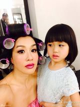 组图：钟丽缇变身包租婆 母女搞怪变装耍宝卖萌