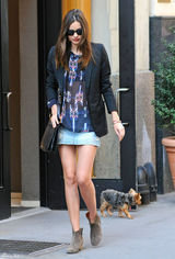 高清图：超模米兰达-可儿街拍 牛仔短裙秀美腿