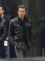 组图：《冥界警局》片场 “毒妈”扮嫩雷诺兹耍帅