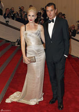 高清组图：纽约大都会庆典 史蒂芬妮夫妇秀恩爱