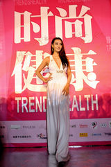 组图：爱戴纯白大V长裙亮相 献身粉红丝带热心公益