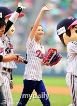 组图：韩国女艺人文素利担任棒球比赛开球嘉宾