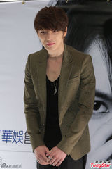 组图：金在中亮相台湾 衣着随性电力十足