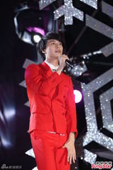 组图：严爵挑战唱跳险破音 林俊杰压轴热舞