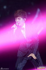 组图：炎亚纶音乐会吴尊送花篮 或与郭雪芙发展