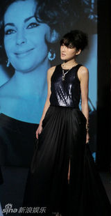 组图：IT GIRL 陈燃女王范儿优雅亮相艺术展