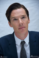 组图：《危机解密》拍写真 卷福大笑满脸皱纹