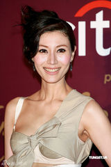 幻灯图：李嘉欣斜肩礼服展高贵气质 抱怨老公爱名车