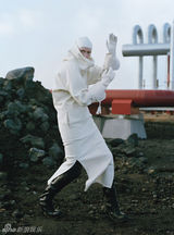 组图：蒂尔达-斯文顿《W》冷面光头变身外星人