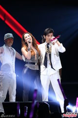 组图：周杰伦承认非单身 李玟爆乳M字腿助阵