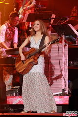 组图：吴雨霏开唱秀身材 与卢凯彤林二汶合唱